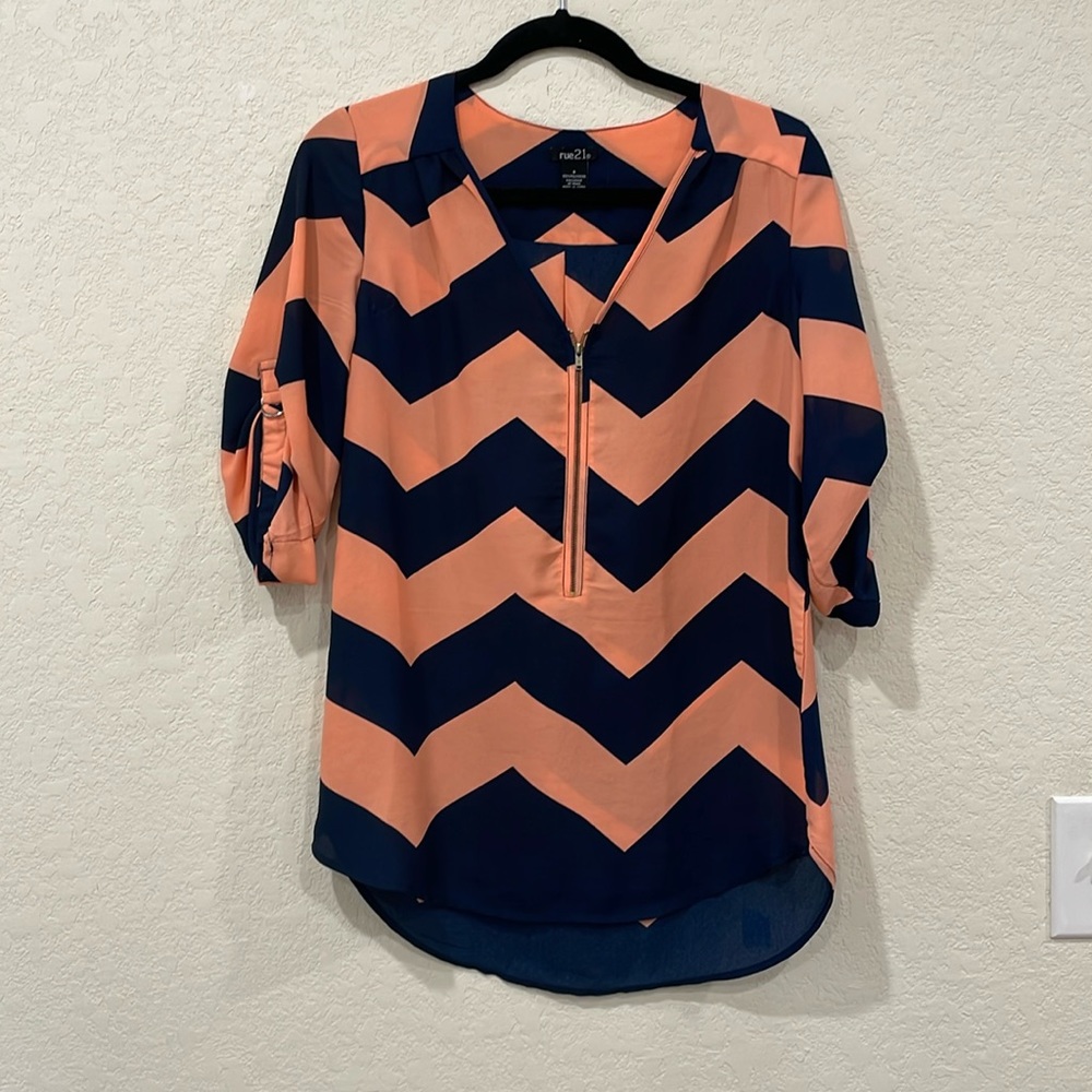 Chevron top Rue 21 size Small in EUC